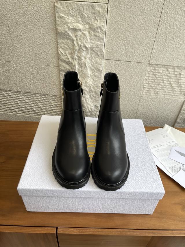 顶级版本: 短靴 长靴布 长靴皮 Dior 迪奥 25Ss 秋冬新款 D-Town靴子 刺绣 滕格纹图案 侧拉链 这款 D-Town 靴子醒目时尚。黑色牛皮革和