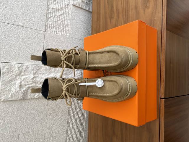 顶级版本: Hermes 爱玛仕 25Ss 秋冬新款 H家经典靴子 Land 及踝靴 马丁靴 H身独特的工艺和品质，这款Land及踝靴靴身采用顶级牛皮精制而成，