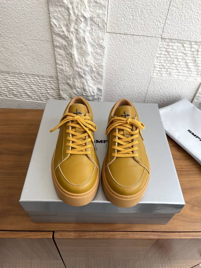 顶级版本:低帮 短靴 Smfk 十字 25Ss 秋冬新款 Compass运动鞋 低帮 高帮 机车靴 Compass经典系列鞋履，和十字徽章的平衡印象一样，塑造鞋