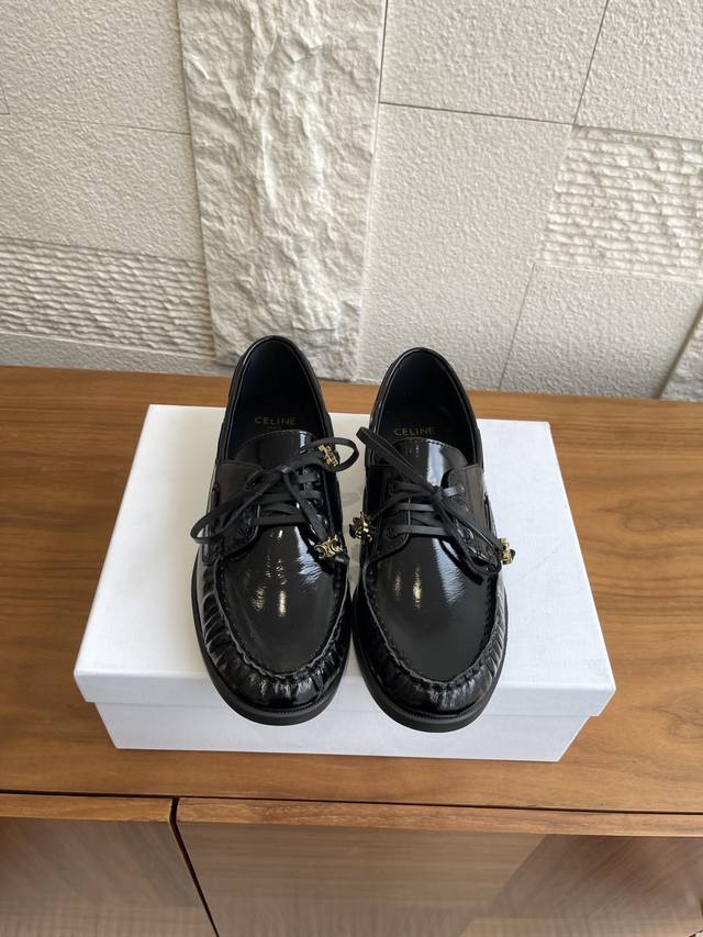 顶级版本: Celine 赛琳 25Ss 秋冬新款 复古 经典 乐福鞋 Celine今年必须要入手一双的乐福鞋，复古风经典款 超级百搭 简单大气 经典的一脚蹬设