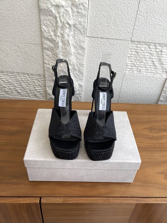 顶级版本: Jimmy Choo 吉米周 2026 初春新款 Karli 方头 露趾 防水台 高跟 凉鞋 这款优雅的 Karli 厚底凉鞋采用烫钻水晶缎面制作，