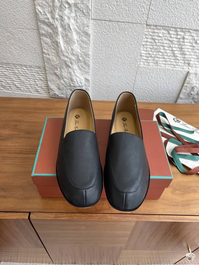 顶级版本:女 男码 Loro Piana 25Ss 早秋新款 Anton Walk乐福鞋 男女同款 这款Anton Walk乐福鞋以其时尚简约的设计，重新定义舒