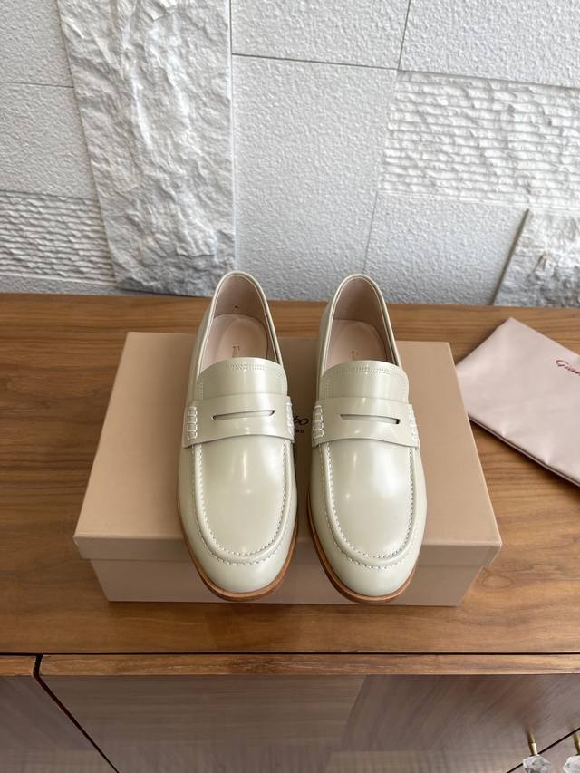 顶级版本: Gianvito Rossi 25Ss 秋冬新款 Michael 乐福鞋 围裙式鞋头 平底 Gianvito Rossi的Michael乐福鞋以经典