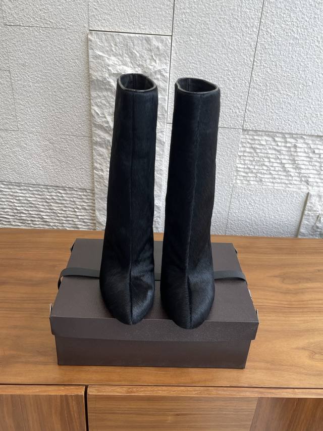 顶级版本: Alaia 阿莱亚 2025 秋冬新款 圆头 细高跟 短靴 这款是品牌设计巧思的集中体现，圆头设计是这双短靴的另一大亮点，打破传统靴型的局促 给予脚