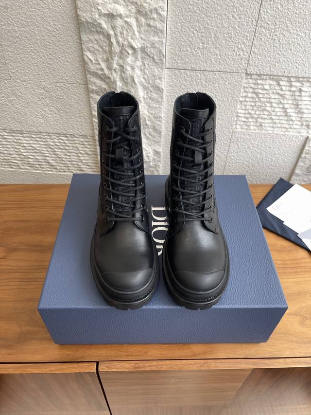 顶级版本:皮里 毛里 Dior 迪奥 秋冬新款 Explorer系列 羊毛 短靴 骑士 马丁靴 及踝靴 这款 Dior Explorer 及踝靴采用黑色光滑牛皮