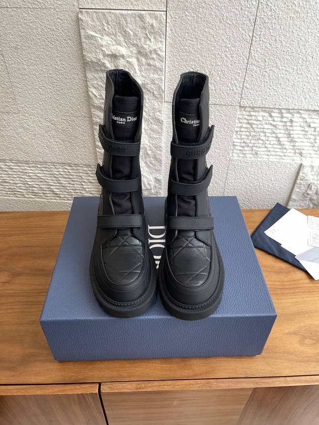 顶级版本:皮里 羊毛里 Dior 迪奥 经典升级款 Dio R Evolution系列藤格纹 系带 魔术贴 短靴 马丁靴 这款迪奥短靴融入高订风格重新诠释科技感