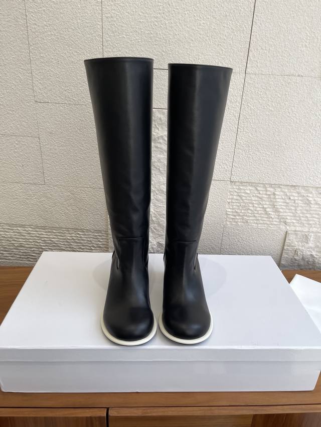 顶级版本: 手工绘画 The Row 25Ss秋冬新款 圆头 高跟靴长款 The Row这款大圆头高跟设计长靴款，是一双有设计感的极简长靴，圆头鞋头尽显性感，可