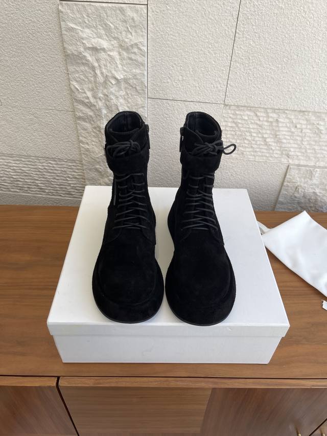 顶级版本: The Row 25Ss秋冬新款 大圆头 厚底 侧拉链 系带 切尔西短靴 The Row这款设计圆弧舒适款鞋头，给双脚充足空间，穿着舒适呵护双脚气质