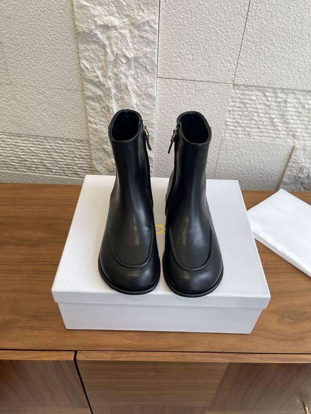 顶级版本: The Row 25Ss 秋冬新款 极简高级平底靴 中筒靴 The Row这款中筒靴，整体自重很轻穿上柔软舒适亲肤，很适合日常走路比较多的朋友。依旧