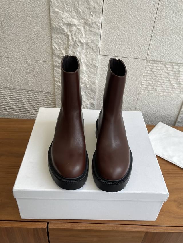 顶级版本: The Row 25Ss 秋冬新款 圆头 厚底 后拉链 切尔西 短靴 The Row这款时尚厚底短靴，简约大气，圆厚的鞋头设计，有着时髦的利落感，贴