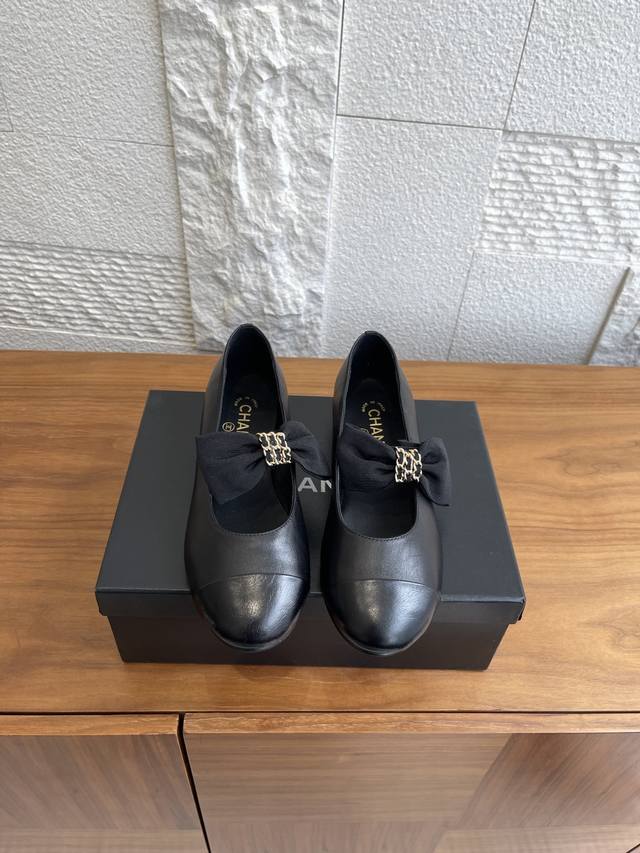 顶级版本: Chanel 香奈儿 25Ss 早秋新款 圆头 链条扣蝴蝶结 玛丽珍 单鞋 Chanel经典再现，演绎法式优雅。说到一双完美的玛丽珍鞋，谁的梦想清单
