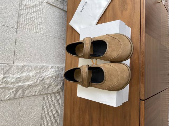 顶级版本: The Row 25Ss 早秋新款 复古 圆头 魔术贴带 平底 单鞋 延续了一贯极简风格，无内衬结构使得鞋身极其轻便贴肤，整双鞋子看似简单其实工艺很