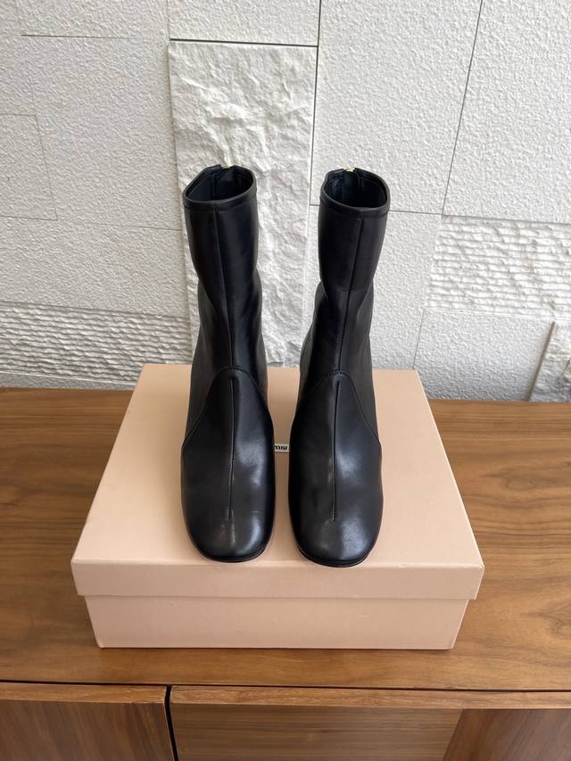 顶级版本: Miumiu 缪缪 25Ss 秋冬时装秀款 后拉链 粗跟 短靴 Miumiu这款如手套般贴合的Nappa皮革短靴结合了柔软和标志性特征。作为Miu