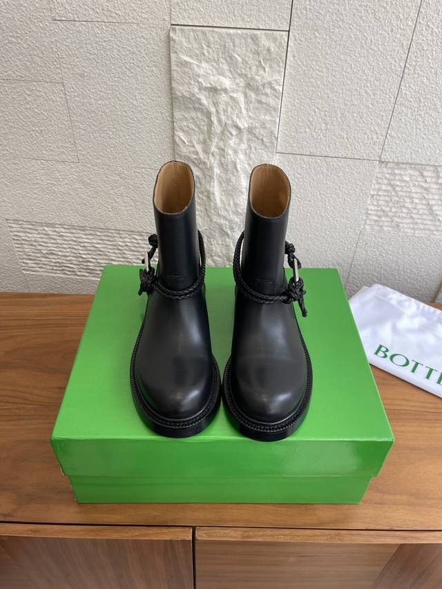 顶级版本:短靴 长靴 Bottega Veneta 25Ss 秋冬新款 圆头 绳结 三角扣 及踝靴 长靴 Bv这双经典绳结编织缠绕靴身，搭配标志性三角金属扣，黑