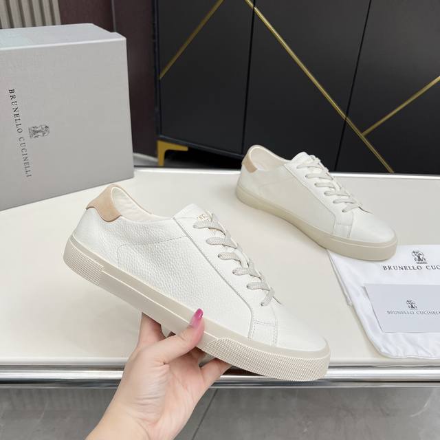 Brunello Cucinelli早秋男士休闲运动板鞋 老钱风格 这款系带款Bc不退潮感的胶底鞋又有新故事，考究精美的牛绒 环保牛皮成为这款新品的特色材料。光