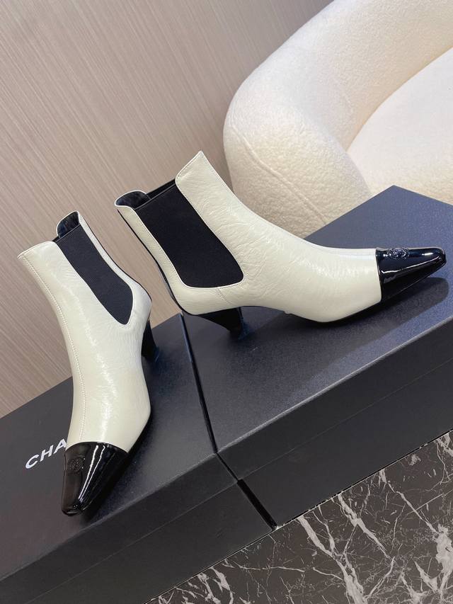 Chanel；香奶奶裸靴；短靴 极简风格，时尚犹物，上脚超级瘦腿瘦脚，成功拉伸大长腿 高级定制爆裂纹皮面，拼接松紧弹力带，全真皮内里垫脚，5Cm粗跟真皮大底 3