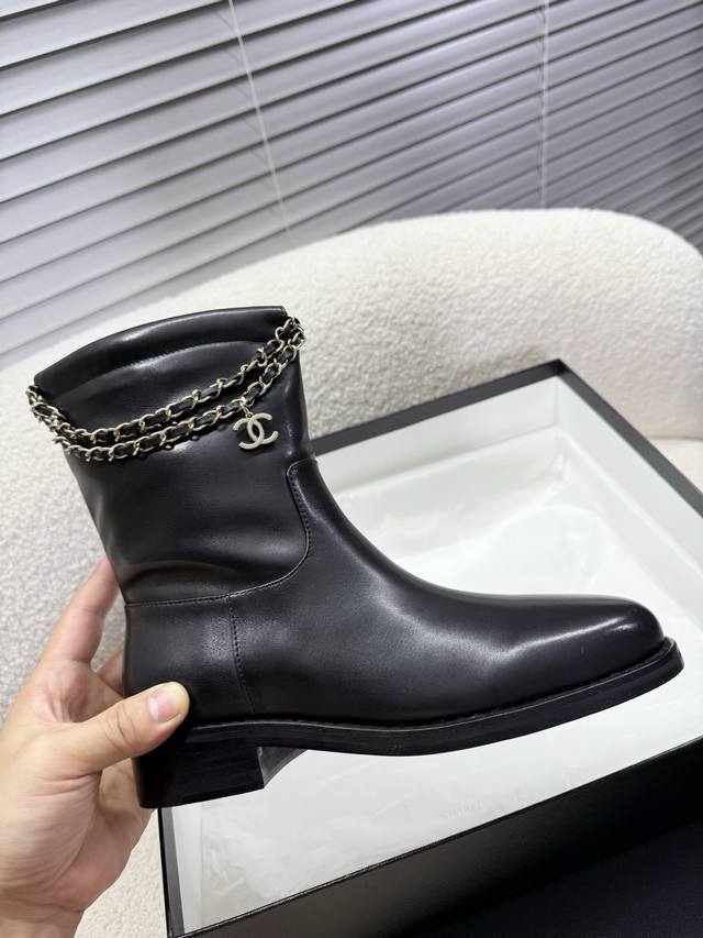 Chanel 新款四叶草链条双C扣靴子，短靴，马丁靴 经典双C扣与幸运的四叶草巧妙结合，金属链条的装饰为靴子增添了一份随性与不羁！ 短靴的设计简洁大方，展现出女