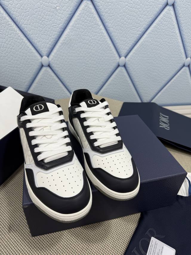 代购品质升级版 Dior迪奥 专柜正品1-1迪奥早秋英伦风！ 专柜推荐一个顶级好东西做工 细节都堪称完美！面料采用顶级内里透丝面料柔软舒适质量真的是太完美了，专