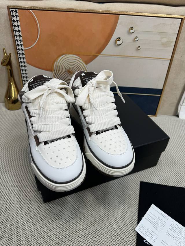 顶级版本 Amiri埃米尔 春夏新款Ma-1系列；情侣款休闲鞋 面包鞋 百搭 板鞋 面包鞋的经典大鞋舌设计，缩短了鞋身的长度，加厚了中底，鞋头部分更加圆润，Am