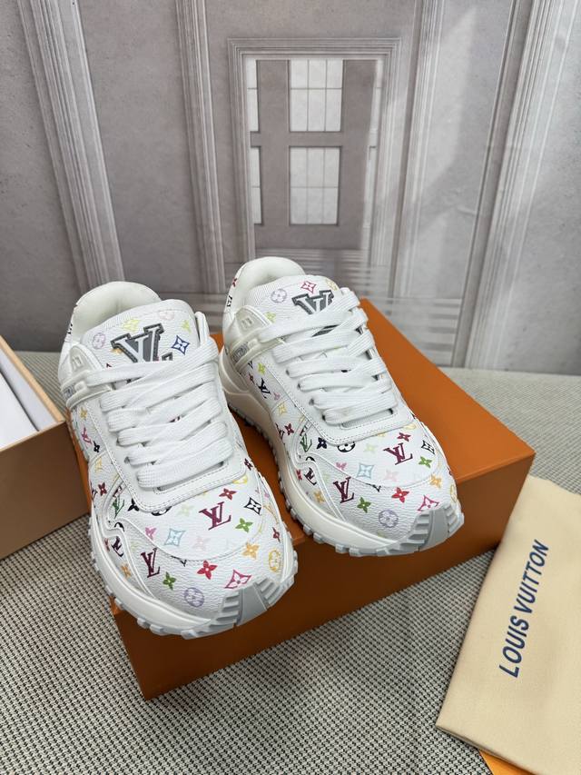 Lv 路易威登官网同步 顶级版本 经典爆款休闲运动鞋，男款 一比一开模，实体疯卖爆款， 面料:头层牛反绒皮+原版品牌老花+透气网， 内里:牛皮里 垫脚 大底:原