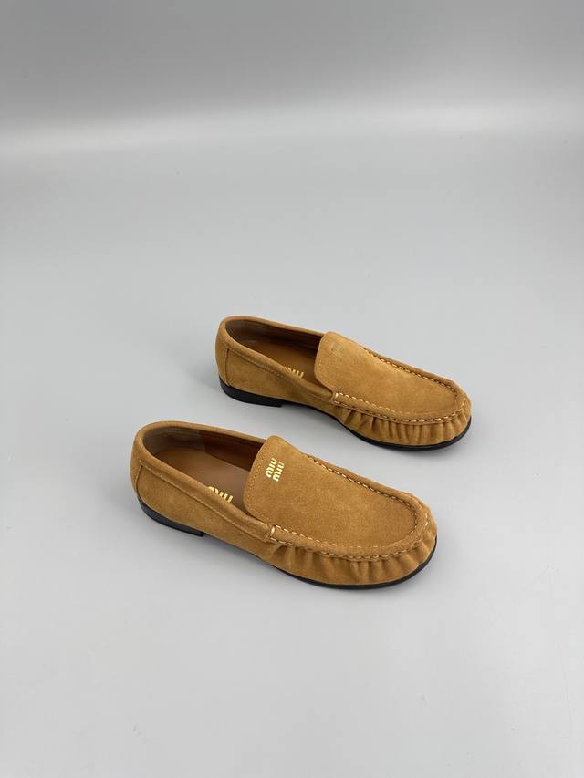 正确版本出厂 Miu Mi* * 25春夏 全新麂皮乐福鞋 三色 Miu烫金配麂皮系列喧起热潮神器 各路明星订货会试穿订购火爆超级休闲百搭闭眼入都是不会后悔 Z