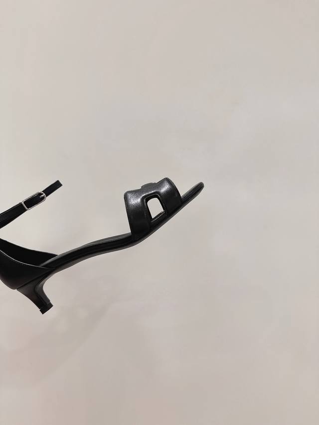 4.5Cm方头皮面 出厂价P Hermes 爱马仕 Joy 105高跟凉鞋 时尚又百搭 搭配H鞋头 超级舒服 每个细节都做到极致 搭配同色调标志性纯鞋扣 设计简