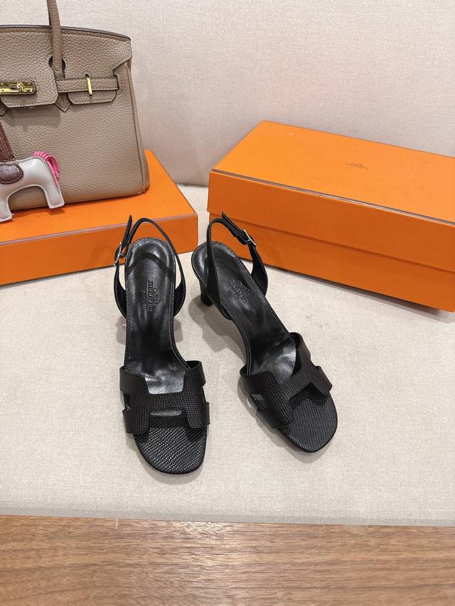 最新配色蜥蜴纹系列 』 出厂价P Herme*2025早春专柜新款高跟凉鞋系列 鞋面：原版皮面 内里：进口混种羊皮 跟高: 7.5Cm 大底：原版意大利真皮大底