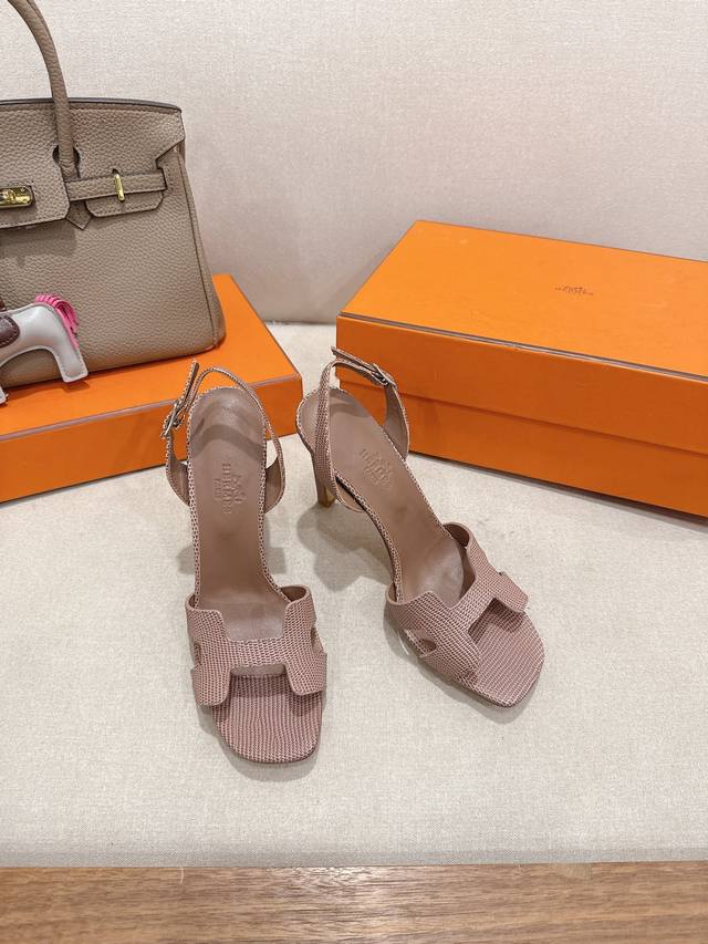 最新配色蜥蜴纹系列 』 出厂价P Herme* 早春专柜新款高跟凉鞋系列 鞋面：原版皮 内里：进口混种羊皮 跟高: 10.5Cm 大底：原版意大利真皮大底 鞋码