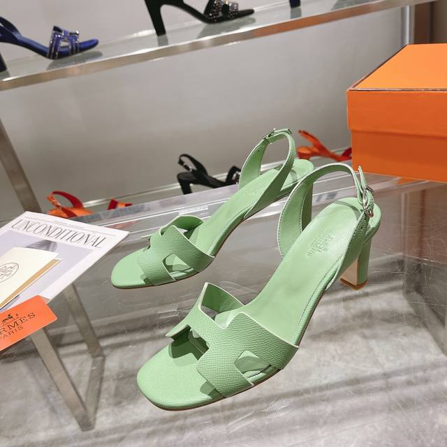 出厂价P Herme* 早春专柜新款高跟凉鞋系列 鞋面：原版皮 内里：进口混种羊皮 跟高: 粗跟7.5Cm 大底：原版意大利真皮大底 鞋码: 35.36.37.