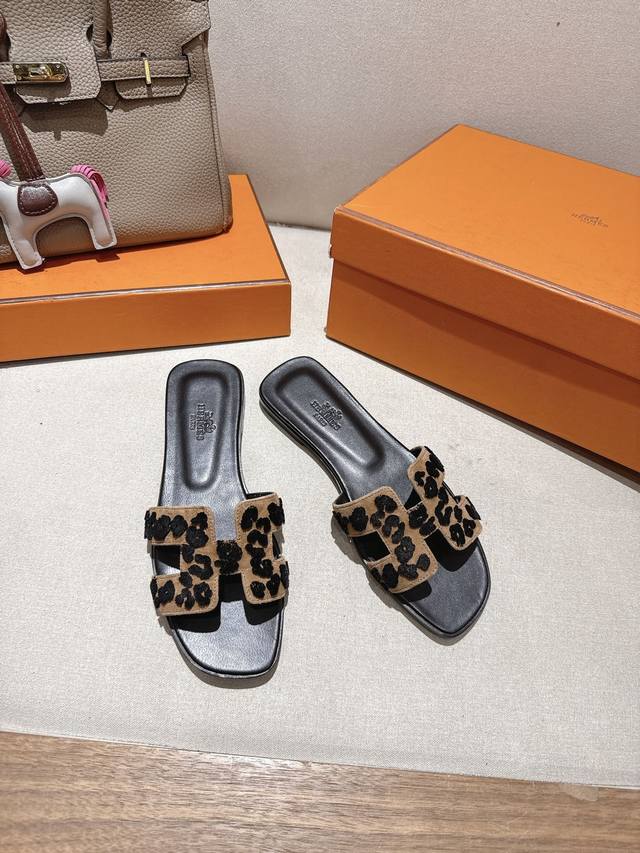 最新刺绣工艺』 出厂价Pp女款 Herme*2025新款H拖鞋 鲜清艳新 ～时尚活力清气春息 不多解释了，买过的都知道 原版真皮大底 35-39 女码 40.4