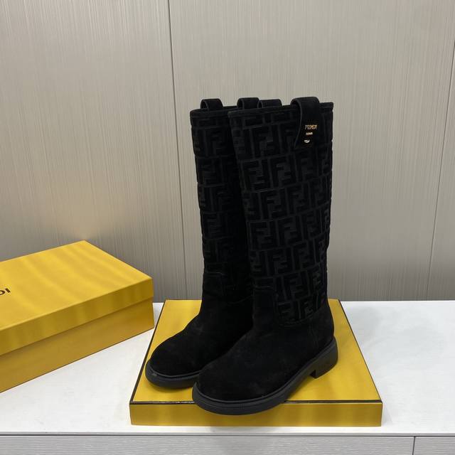 出厂价P 顶级版本 Fendi 芬迪秋冬走秀主推系列 经典老花骑士系列 当季新品秀款靴子 简约的设计 极具辨识度Logo小细节老花点缀 高级感满满的，鞋面进口牛
