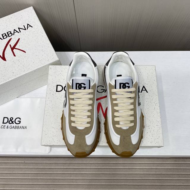 出厂价P 顶级品质 2025高端版本 原单品质 D0Lce & Gabbana 今年的主打款式 没有之一 超火超帅气的休闲鞋此款传承了D家一贯有点浮夸而不失时尚