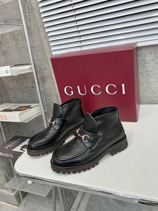 工厂P价 4寸女靴 Gucci 古奇 时尚大爆款 巧妙运用圆形鞋头等设计时尚风范 面料：进口小牛牛猄皮 内里：垫脚 进口羊皮 原板一比大底生产 码数:35 42
