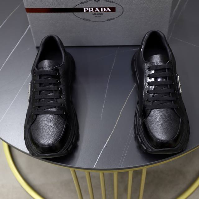 顶级原单 品牌：Prada 普拉达 标准码：男码38 44 45可以定做 等级：官网同款 材料：原版牛皮拼接 牛皮内里 原版组合双色耐磨柔软大底 款式类别：休闲