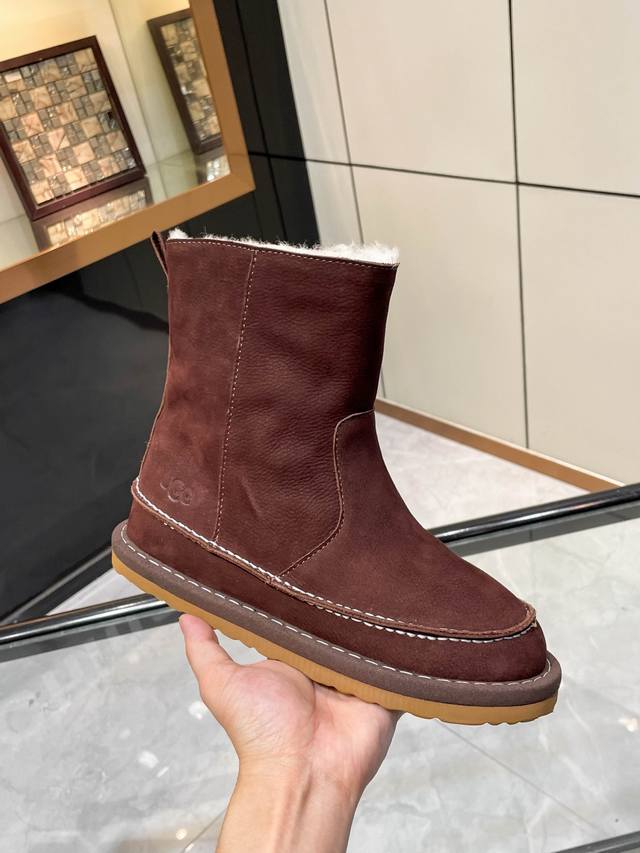 出厂价P Ugg专柜新品，款式简洁大气 极简之美。 面料：进口防水磨砂牛皮 内里垫脚：澳洲进口百分之百纯羊毛。 大底：防滑橡胶发泡材质。轻便防滑 工艺：手工缝线