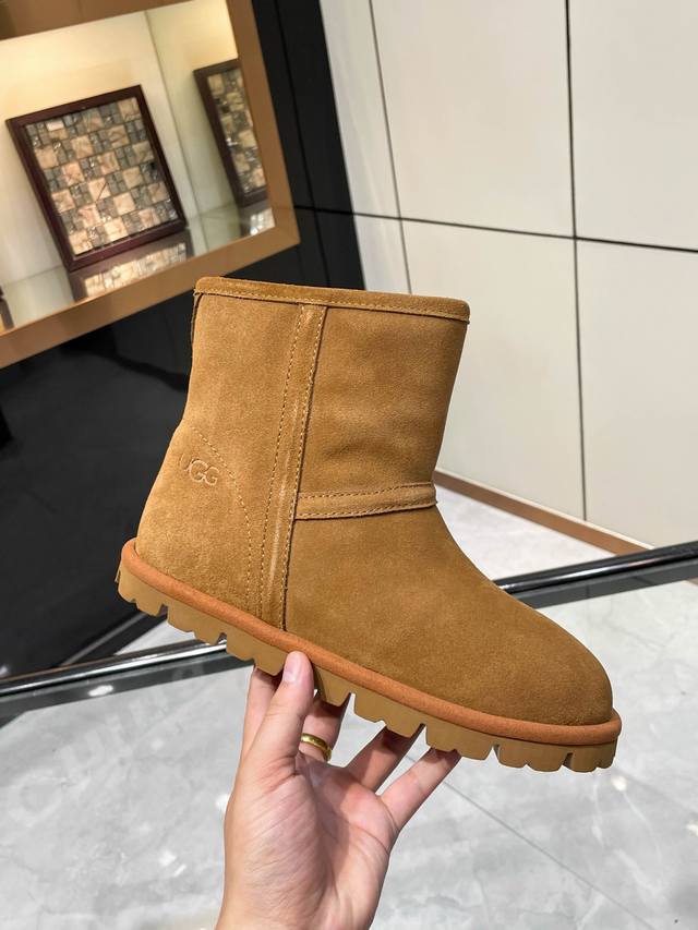 出厂价P Ugg独家首发 羊毛靴爆款上市 材质：面料高丝光牛绒 内里.垫脚.澳洲进口纯羊毛。 工艺。防滑橡胶发泡大底。轻便防滑 浓浓的复古气息，个性潮流复古雪地