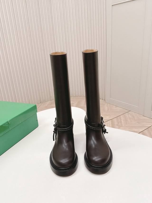 Bottega Veneta｜Bv一脚蹬时尚高筒靴骑士靴 太帅了，一眼就爱上，这双绳结靴必须锁死 经典绳结编织缠绕靴身，搭配标志性三角金属扣，黑银碰撞自带酷飒滤