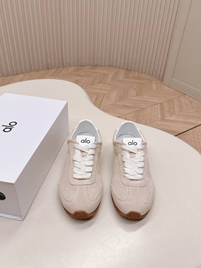 25Ss新款 德训鞋舒适休闲款 Alo比耐克更懂女生！上脚超级百搭！而且超级舒适！是薄底款上脚一点都不沉重！非常轻便！套上袜套搭配更好看！而且还是明星同款推荐～