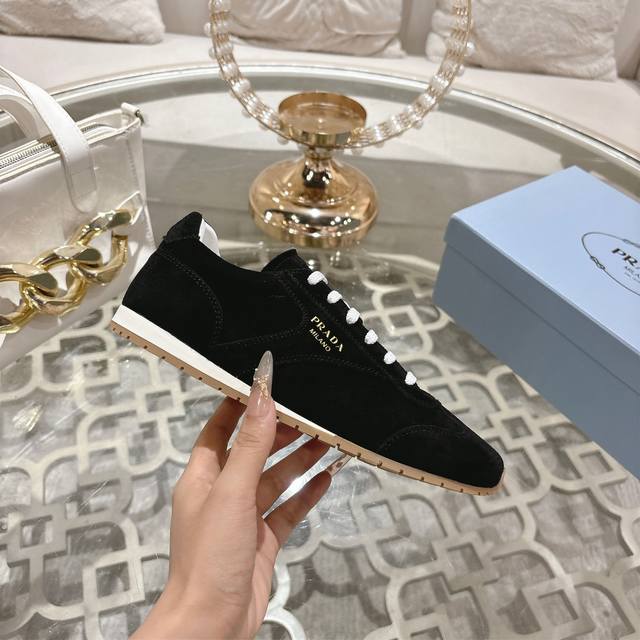 Prada，普拉达新款，面料高丝光牛京，内里进口羊皮，松胶Pu组合大底。上脚柔软舒适，码数女35至41。男38至45。P女 。男