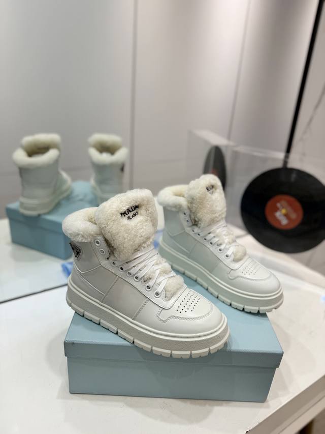 工厂P价 Prada普拉达运动鞋加绒经典休闲鞋羊毛鞋系列 今年最潮的三角标一脚蹬英伦风复古情侣小白鞋，众多网红上脚， 独家好货且卖且珍惜拒绝通货 5Cm高度让增