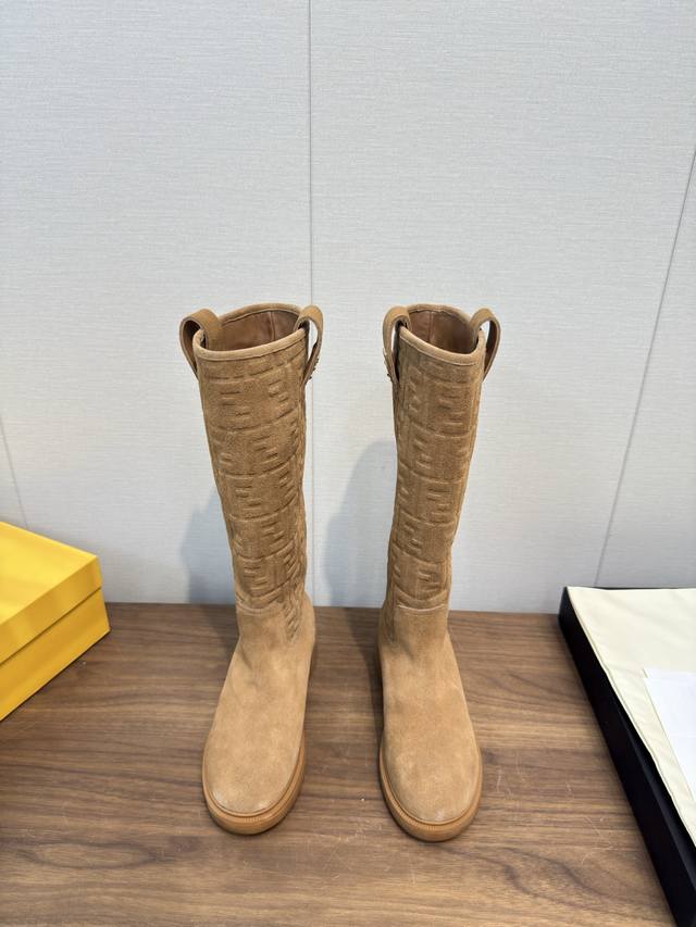 Fendi芬迪2025 Ss秋冬新款中靴直筒靴 高筒靴 长靴 反绒 芬迪又出美靴啦 头层牛皮面料搭配F家经典老花、牛绒压花 牛皮位全油边、后包高周波压印 机车造