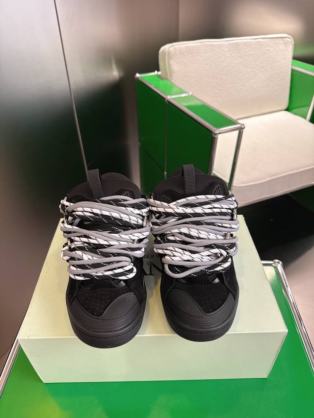 K030 Lanvin 浪凡 最新走秀款Curb系列面包鞋休闲 官网一出热度火爆整个全球，各大网红也疯狂上脚 原版开模重工艺制作， 面料采用进口牛磨砂 ＋环保牛