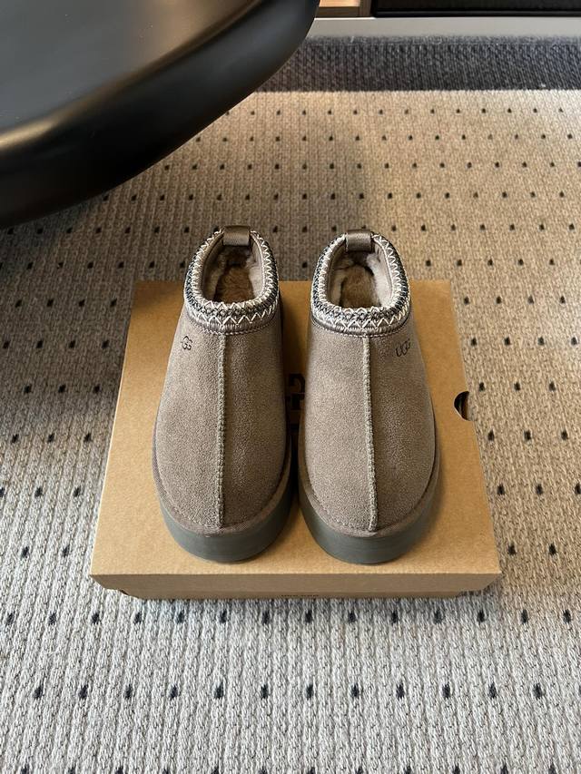 顶级版本 Ugg秋季女士休闲舒适厚底塔茨乐福鞋 设计为一脚蹬懒人鞋型，简约方便穿脱；鞋型圆润可爱，带有品牌标志性的低调Logo，风格休闲百搭。鞋底有一定厚度，兼