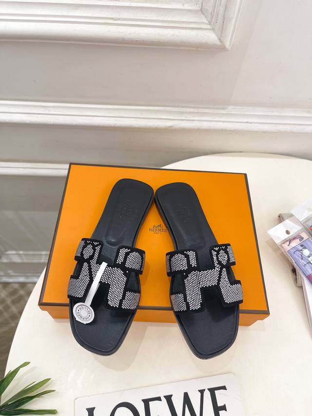 爱玛仕 25 2025春夏新品 顶级版本经典H型钻面粗跟平底拖鞋系列 鞋面：原版特定布料 内里：进口混种羊皮 大底：原版意大利真皮大底 跟高：平底 5Cm 鞋码