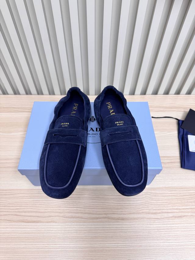 男50Prada 普拉达 25最新 情侣款 豆豆鞋 火爆系列 演绎都市风尚 设计彰显功能性与科技感 新颖压花橡胶三角形徽标展现品牌标志性元素 全牛皮鞋面，上脚无