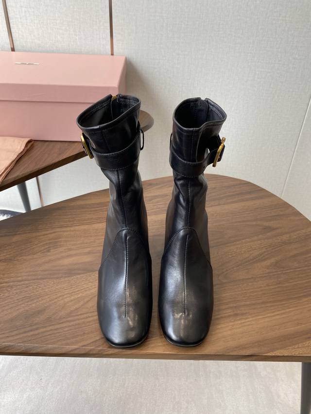短靴 高靴 Miu Miu 25Ss 弹力 短靴 秋冬走秀新款短靴 长靴 今年最值得入手的靴子 没有之一！超多网红明星上脚 Miumiu今年秋冬确实泰酷辣 秋冬
