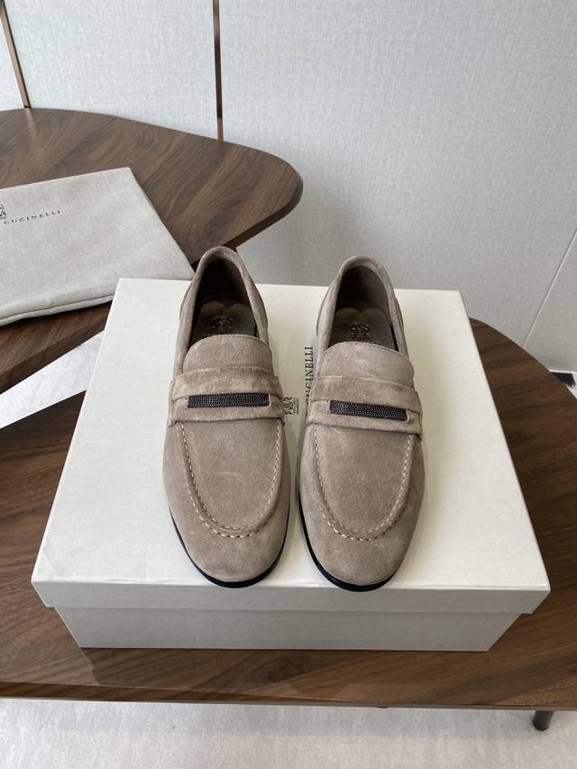 Brunello Cucinelli 25Ss 秋冬新款复古乐福鞋 Bc是意大利知名品牌，极简主义风格，纯手工串联珠链配饰！复古又高级！简约又大气，属于非常耐看