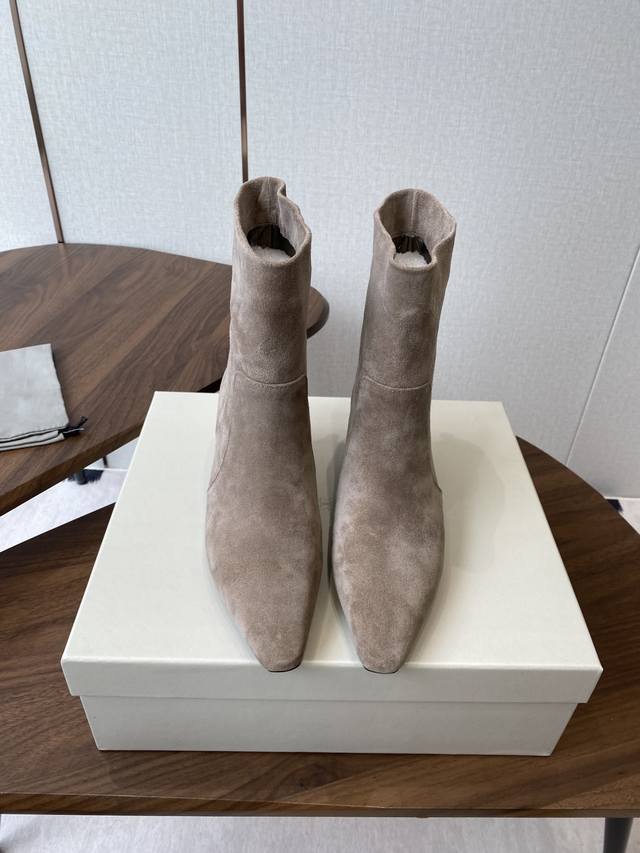 Brunello Cucineli Ss25New Arrival～ 秋冬新款系 尖头 短靴 上脚帅气舒适 秋冬一定要有一双Bc的战靴 Bc家的品牌鞋子设计基本