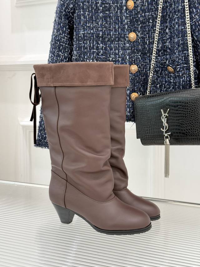 厂价P短靴 长靴 Cotemp70Wf新品圆头猫跟堆靴系列 当圆头的温柔撞上堆靴的慵懒 这一系列鞋履便成了秋冬的“氛围感神器” 它不刻意追求锐利 却用恰到好处的