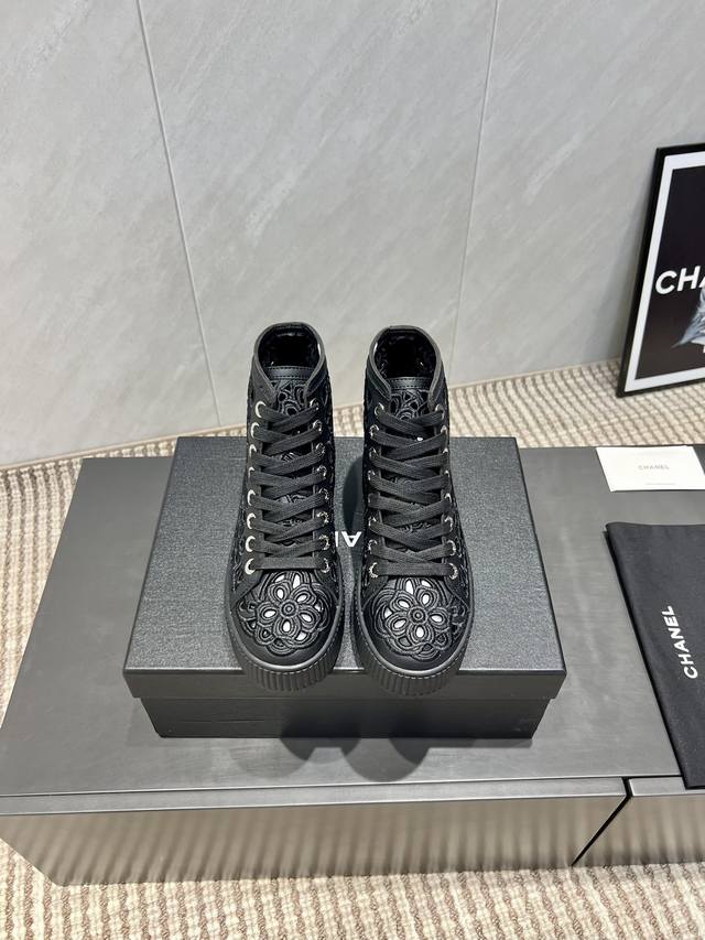 出厂:皮里 可拆卸毛里130 独家顶级版本 Chane*香家2025Vs秋冬新款靴子系列 圆头镂空电绣短靴 新款上架这款厚底在欧美街拍中出境率超高，Ins也是火